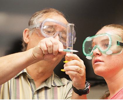 一位教授和一名学生在试管中测量液体