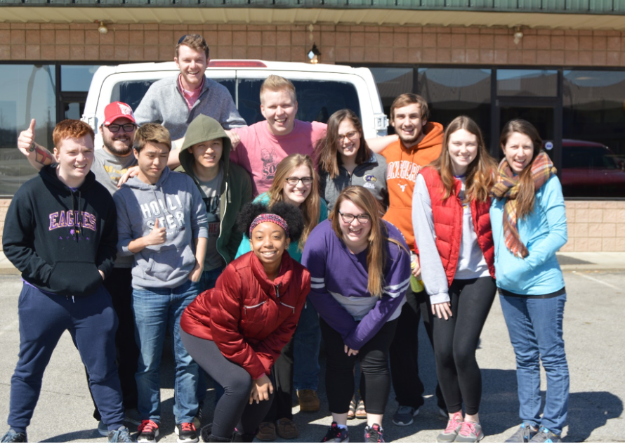 阿维拉小组前往西弗吉尼亚州春假服务之旅与他们的面包车摆姿势