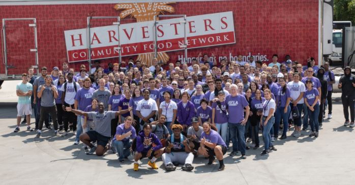 Freshman Class of 2018 takes group photo in front of Harvesters