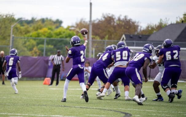 ����ֱ�� Eagles quarterback throwing a pass during a football game
